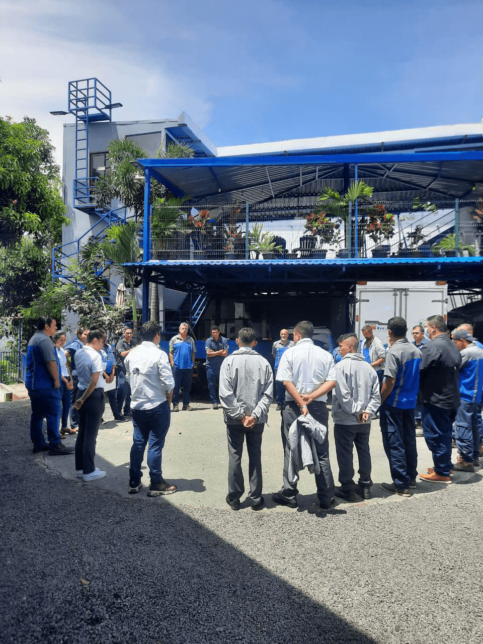 Equipo multidisciplinario de Grupo Ingenia reunido en charla operativa frente a las instalaciones