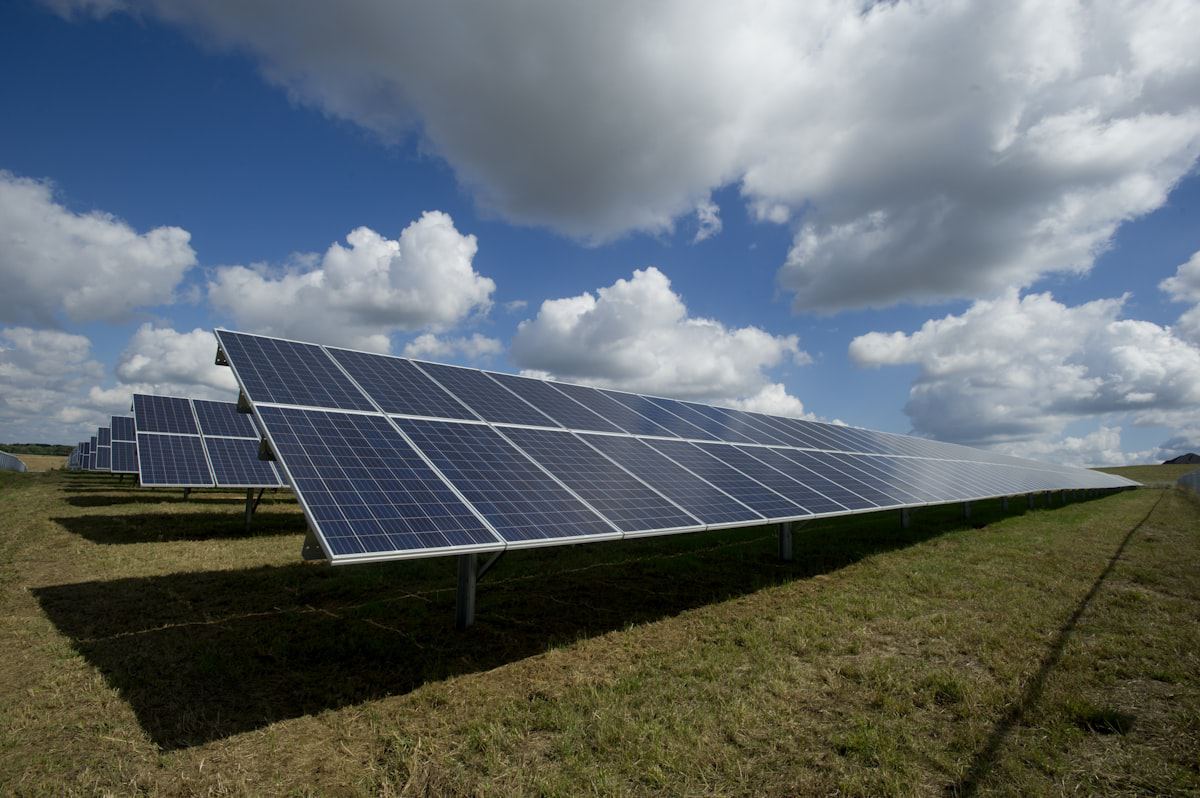 Sistemas solares híbridos en industria: cuándo el ROI vale la pena